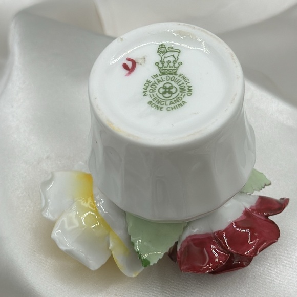 Royal Doulton Porcelain Flowers and Vase. - Picture 5 of 8